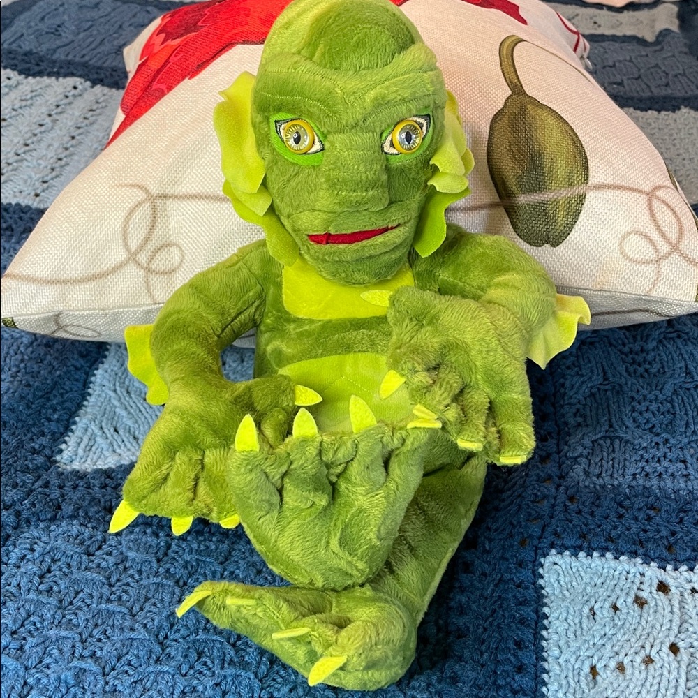 Creature From The Black Lagoon! 16” EUC. Two-toned Green Plush - Picture 8 of 8